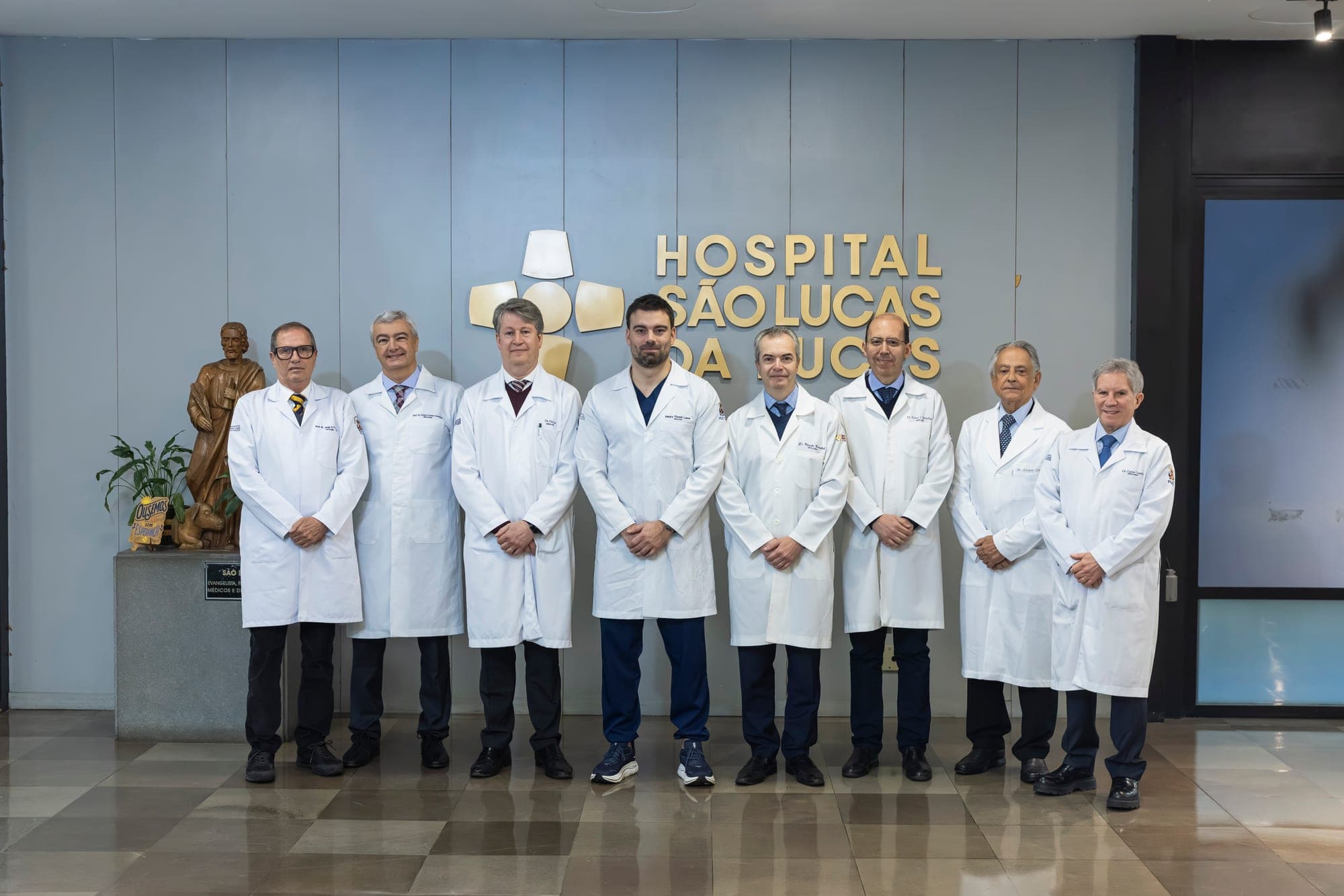 Equipe do Serviço de Urologia no saguão do Hospital São Lucas da PUCRS